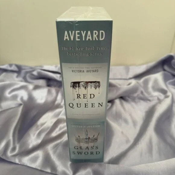 Red Queen 2-Book Paperback Box Set - Picture 4 of 9